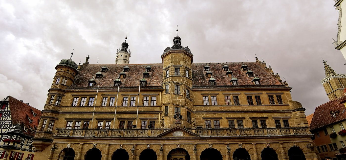 Historische Sandsteinfassade in der Suchregion